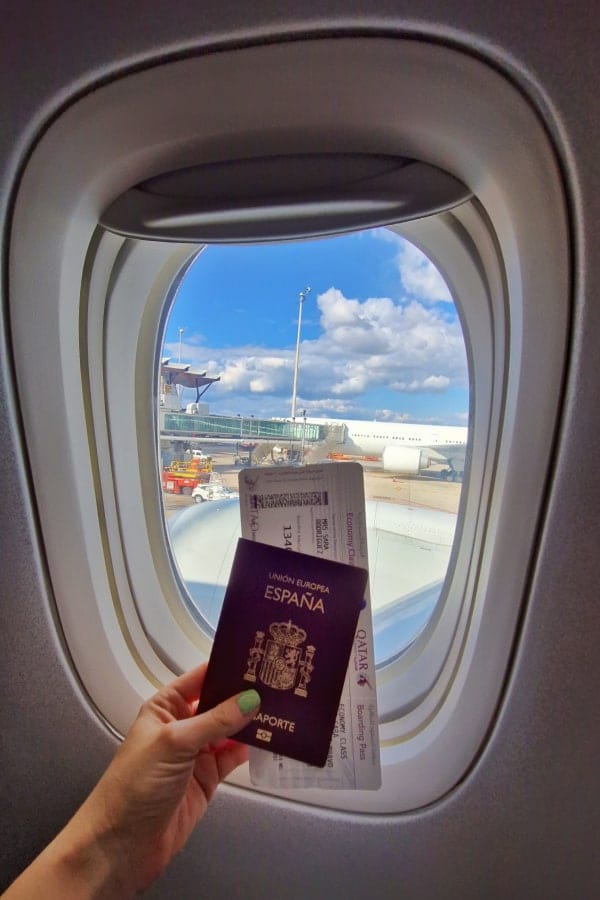 Mstrando mi pasaporte en la ventana del avion de Qatar Airways