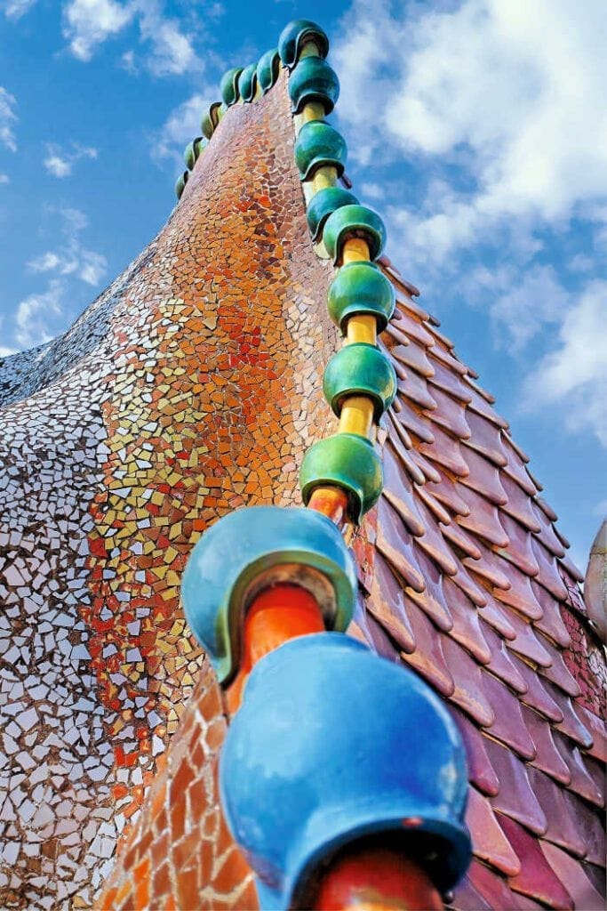 edificio gaudi Barcelona 683x1024