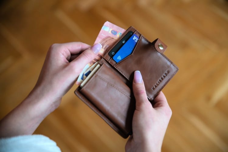 safe place to keep money while traveling