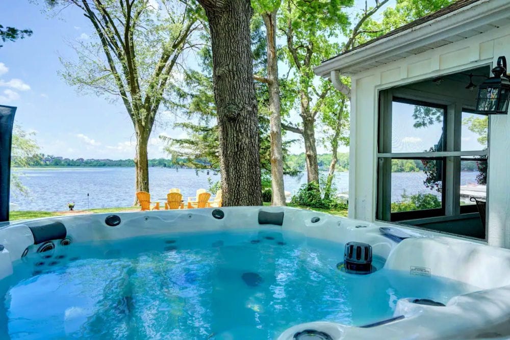Newly renovated riverfront cottage Tichigan