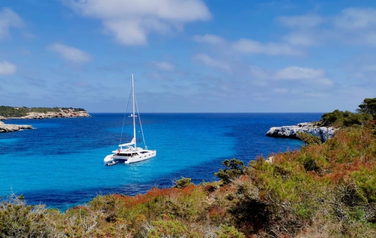 Catamarán por las calas del norte de menorca