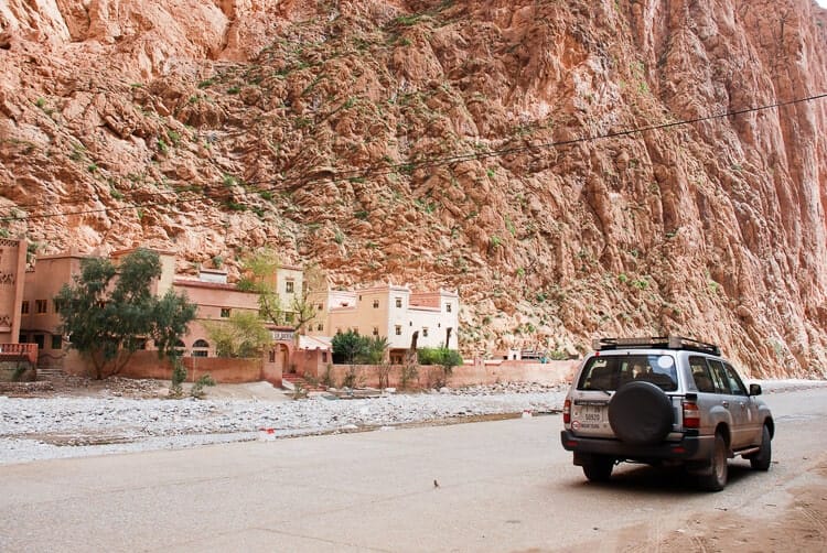 Conduciendo en Marruecos atravesando el Valle del Dades