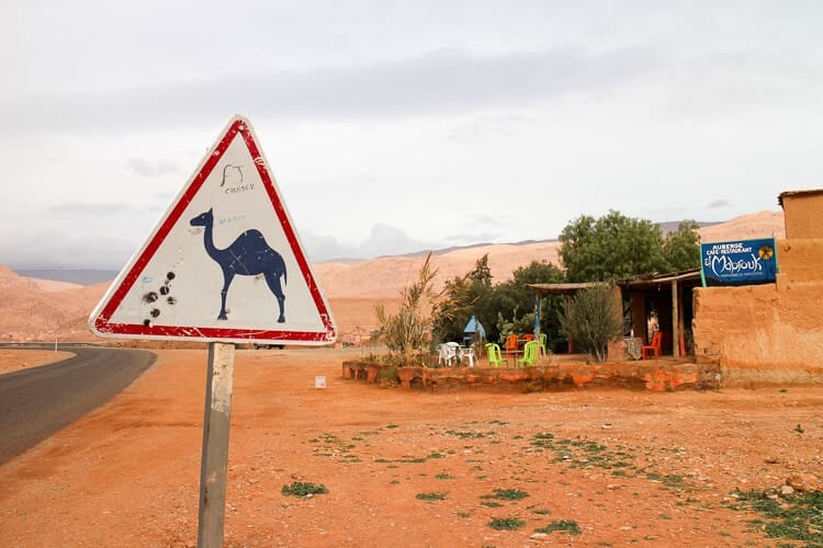 Señales de tráfico en las carreteras de Marruecos