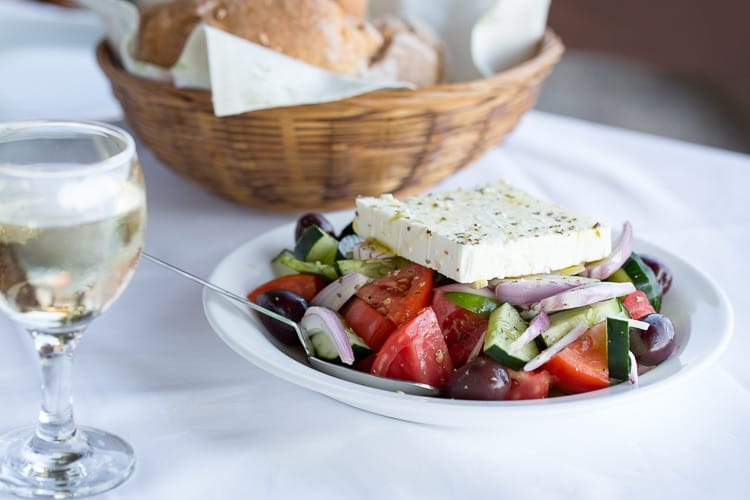 Ensalada griega en una taverna de Mykonos