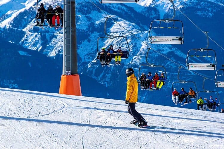 Esquiador haciendo snowboard en Andorra Grandvalira