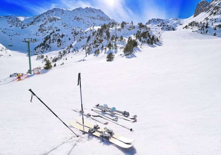 Montanas nevadas donde esquiar en andorra