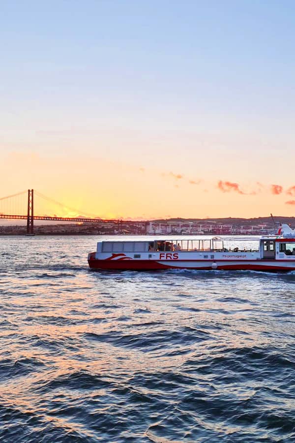 Barco cruzando el Tajo en Lisboa