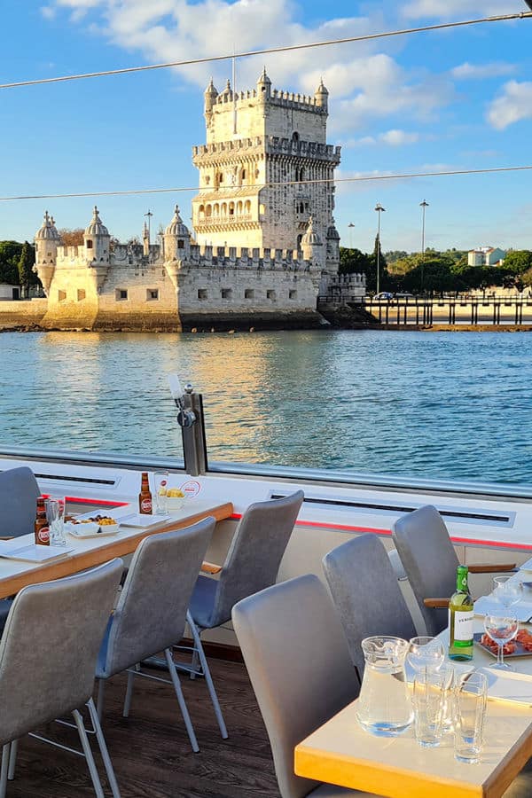 Crucero por el Tajo en Lisboa con la Torre Belem de fondo