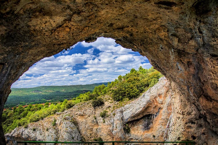 Cueva del Ventano del Diablo con vistas a la Serrania de Cuenca