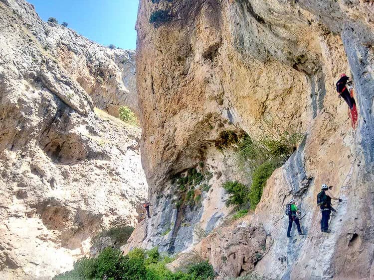 Escaladores haciedo la via ferrata del Ventano del Diablo