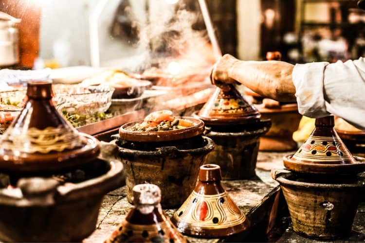 Hombre cocinando tajine en Marrakech