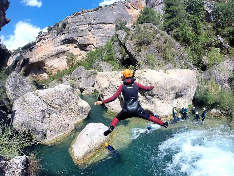 Hombre haciendo Barranquismo en el barranco del Ventano del Diablo