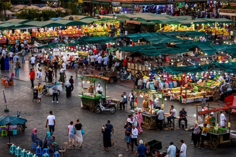 Puestos de comida en la plaza Jemaa el Fna en Marrakech