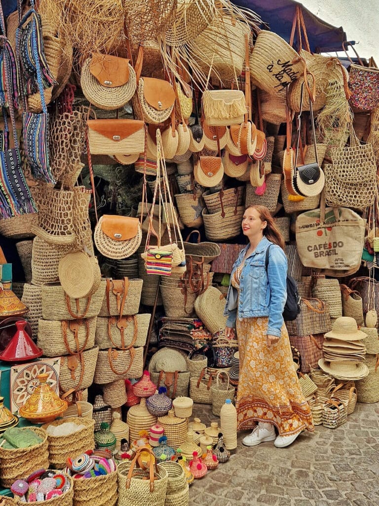 Sara Mindful Travel de compras en Marrakech Marruecos 768x1024