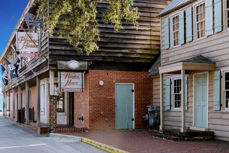The Pirates House famous Savannahs fried chicken
