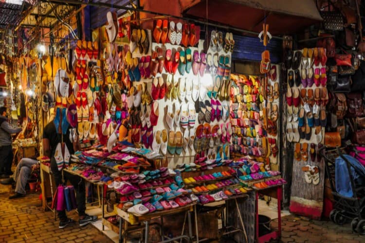 Tienda de zapatos de cuero en el zoco de Marrakech