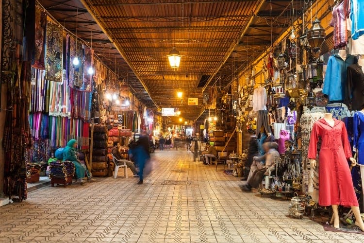 Zoco de Marrakech con tiendecitas de ropa