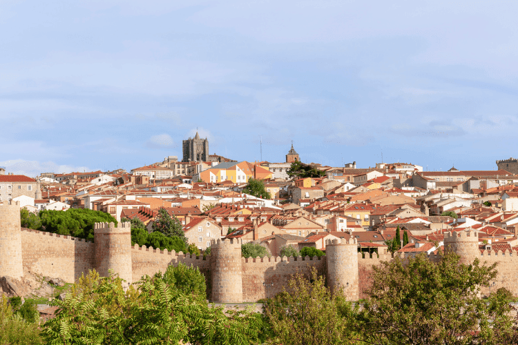 Vistas de la ciudad amurallada de Avila incluida en una de las excursiones desde Madrid
