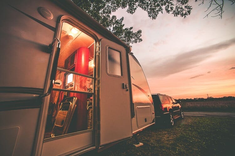 Caravana al atardecer en un camping en Lisboa