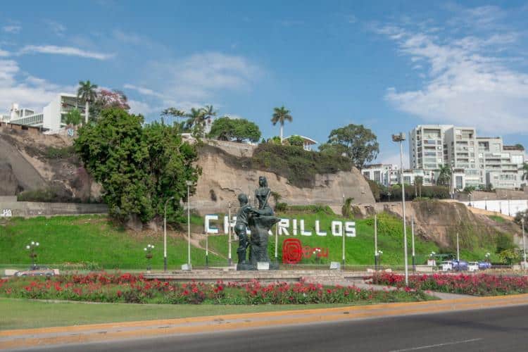 Estatuas del parque de Chorrillos desde la playa en Lima Peru