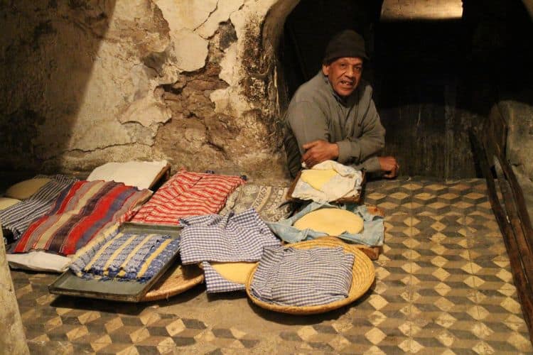 Hombre haciendo pan en un horno tipico de Marrakech