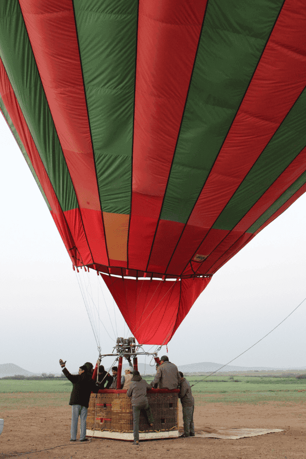 Inflando el globo para sobrevolar Marrakech
