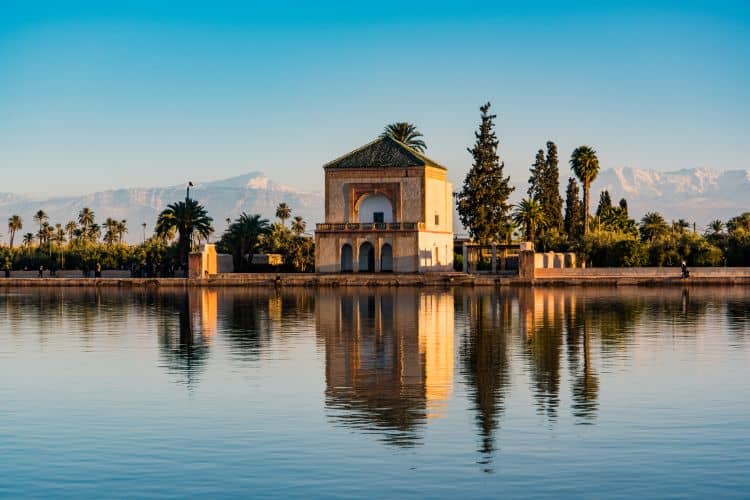 Los Jardines de la Menara en Marrakech con las montanas Atlas de fondo