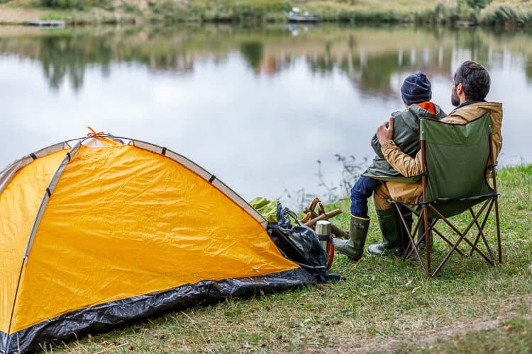 Padre e hijo disfrutando del camping en Lisboa
