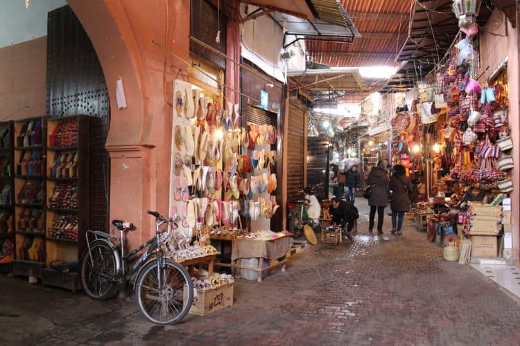 Paseando por las calles del zoco de Marrakech