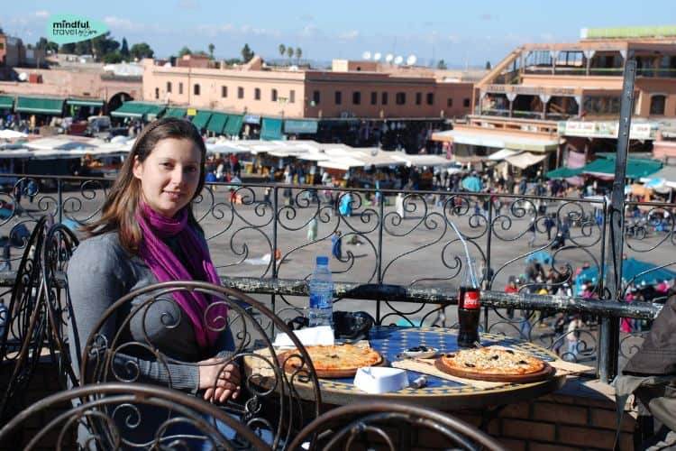 Sara comiendo en la terraza del Cafe Glacier con vistas a la Plaza Jemaa el Fna.jpg