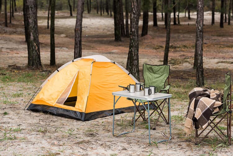Tienda de campana y sillas en un camping en Lisboa Portugal