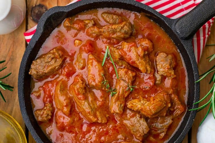 Caldereta manchega que comer en Toledo Espana