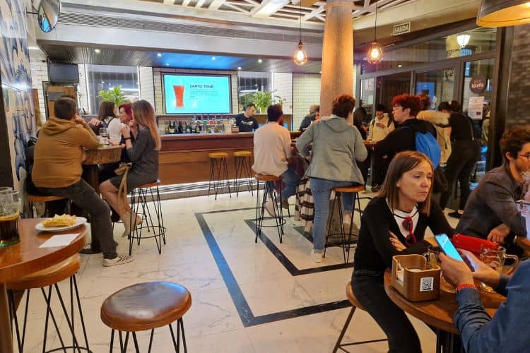 Comiendo en la Cerveceria La Abadia de Toledo