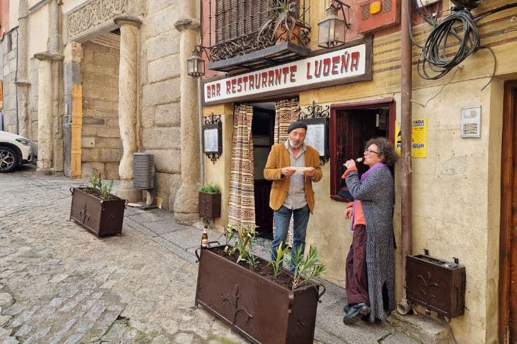 Pareja en el Bar Ludena comiendo tapas en Toledo
