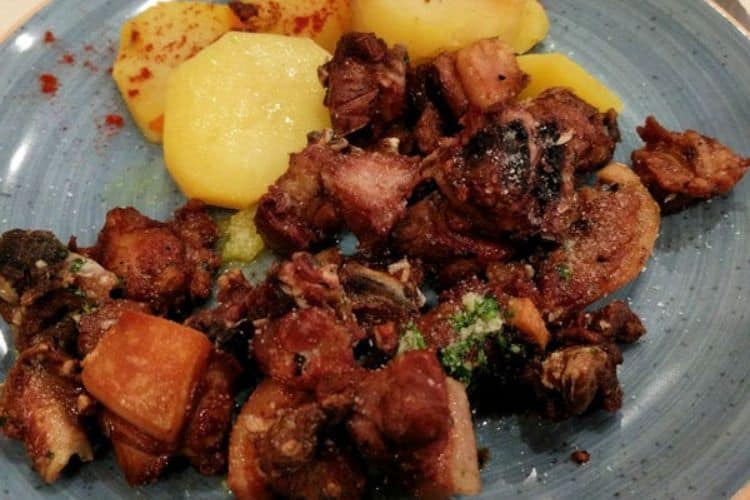 Plato de cochifrito tipico de la gastronomia en Toledo