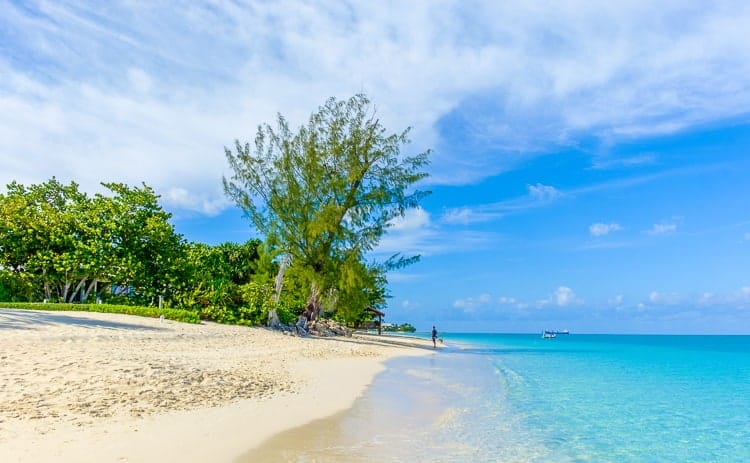 Playa de Seven Mile en el Caribe Gran Caiman