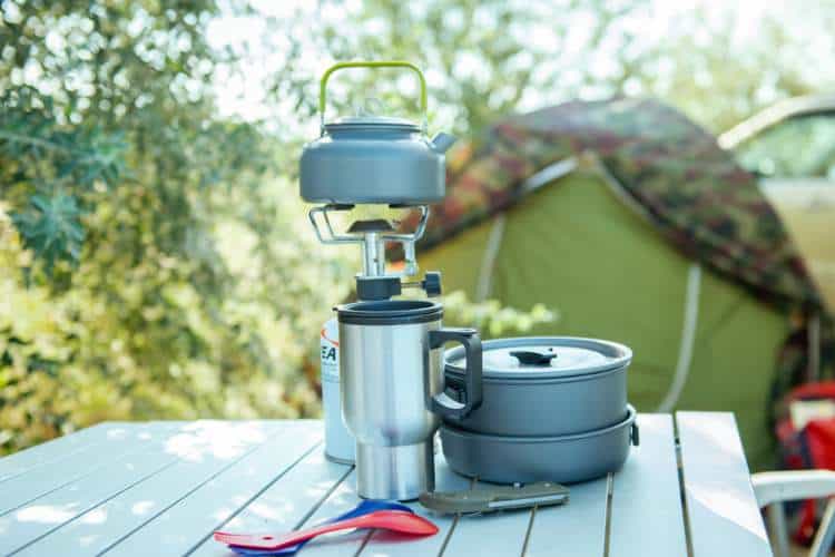 Utensilios de cocina platos cubiertos y hornillo para ir de camping