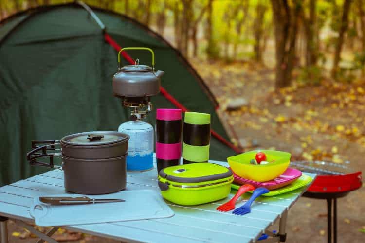 Utensilios para cocinar en un camping