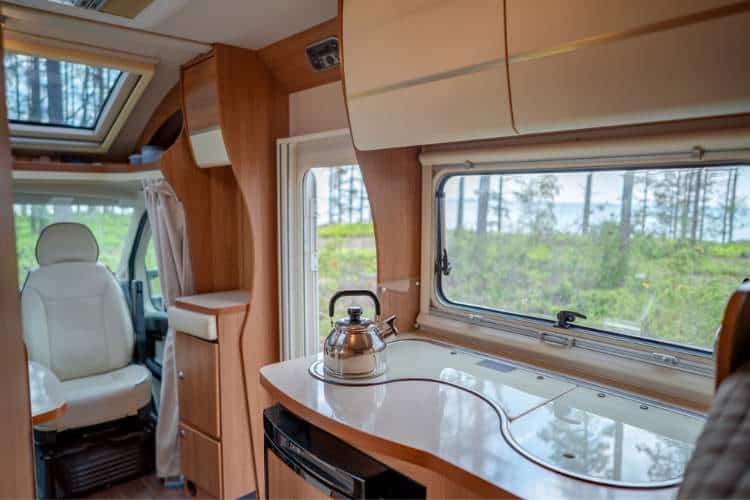 Vistas desde el interior de una autocaravana de camping