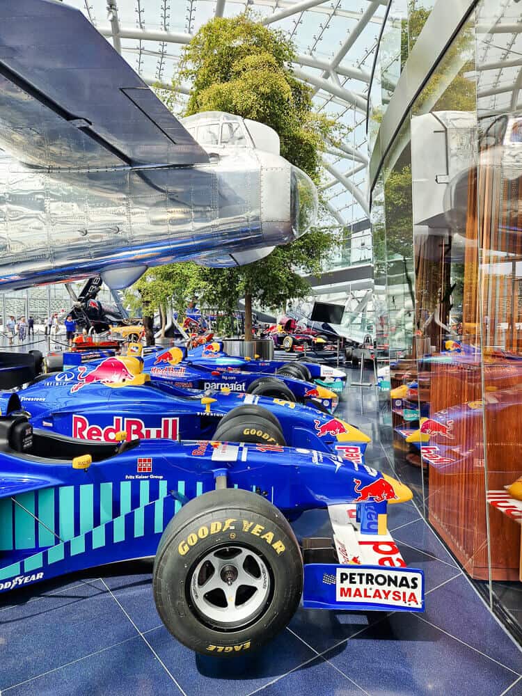 Avion antiguo y coches de Formula 1 en el Hangar 7 en Salzburgo