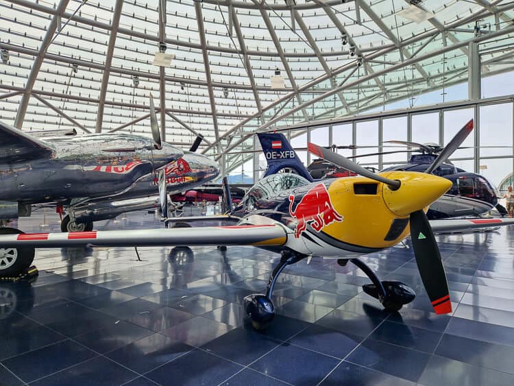 Aviones antiguos en el Hangar 7 de Red Bull