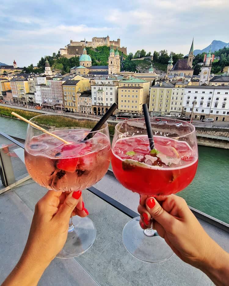 Cocktails de color rojo en el rooftop Steinterrasse con el casco antiguo de Salzburgo de fondo