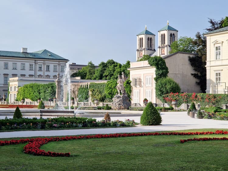 Cuidados jardines de Mirabell en Salzburgo