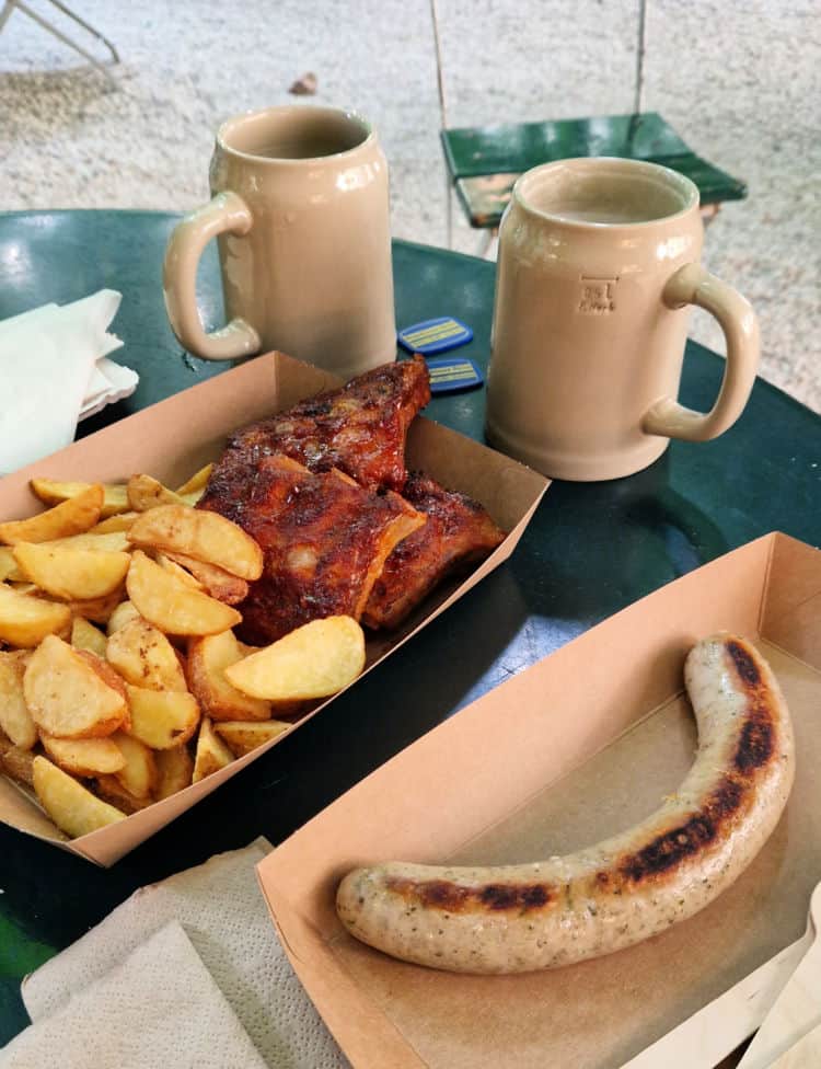 Dos cervezas costillas asadas y salchicha en la Cerveceria Augustiner Brau