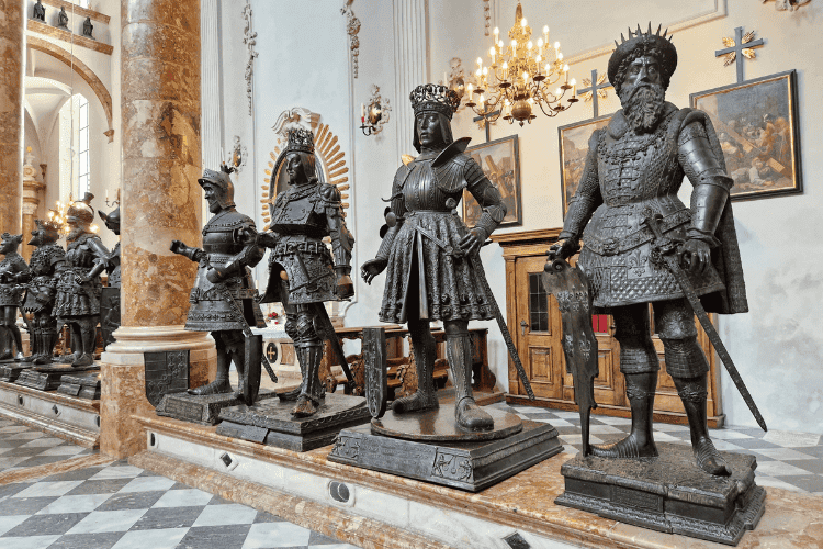 Estatuas de bronce de la iglesia de la Corte en Innsbruck