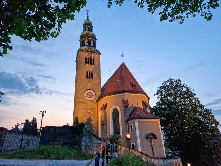 Iglesia Pfarre Mulln en Salzburgo al anochecer