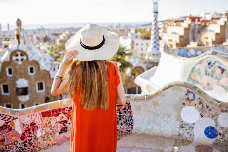 Mujer con vistas del Parque Guell en Barcelona