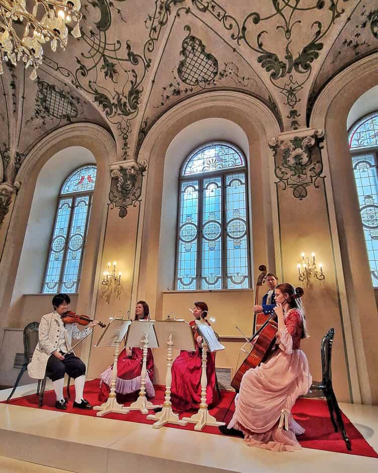 Musicos tocando opera en el Mozart Dinner Concert de Salzburgo