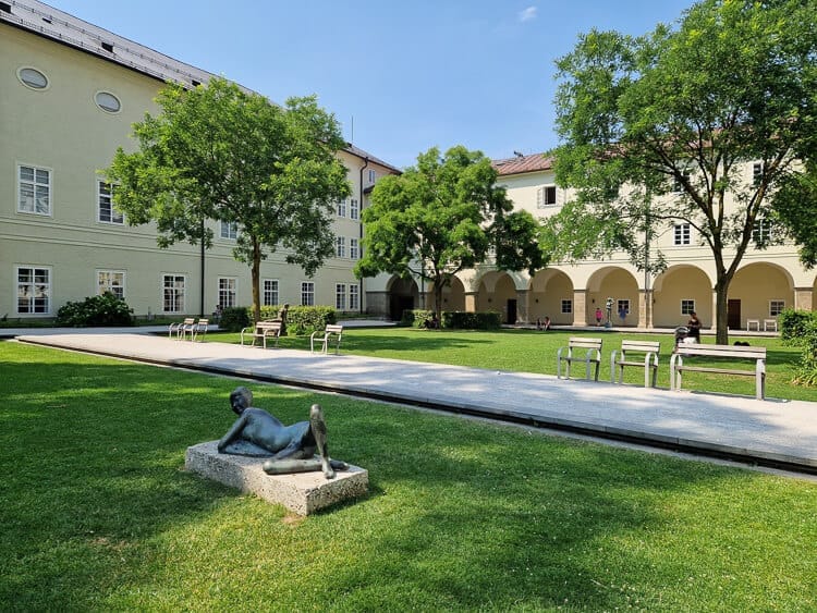 Parque Furtwangler junto a la Iglesia de la Universidad en Salzburgo