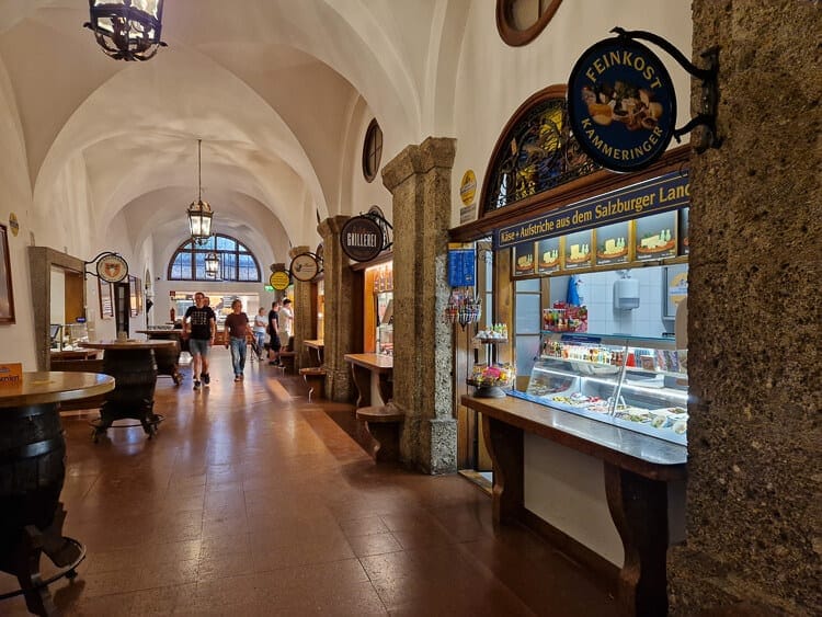 Pasaje comercial de la Cerveceria Augustiner Brau uno de los mejores restaurantes en Salzburgo